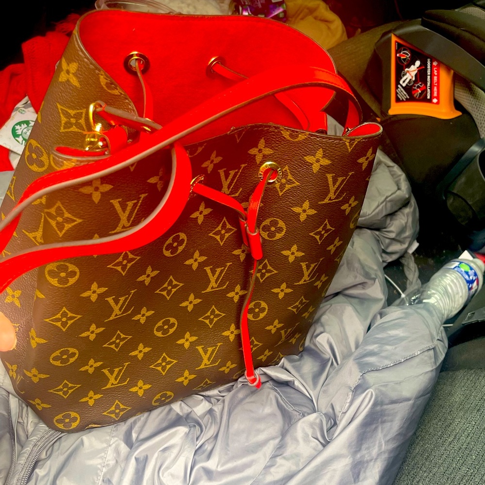 Neo’Neo’ by Louis Vuitton handbag. Adjustable strap. Medium sized.